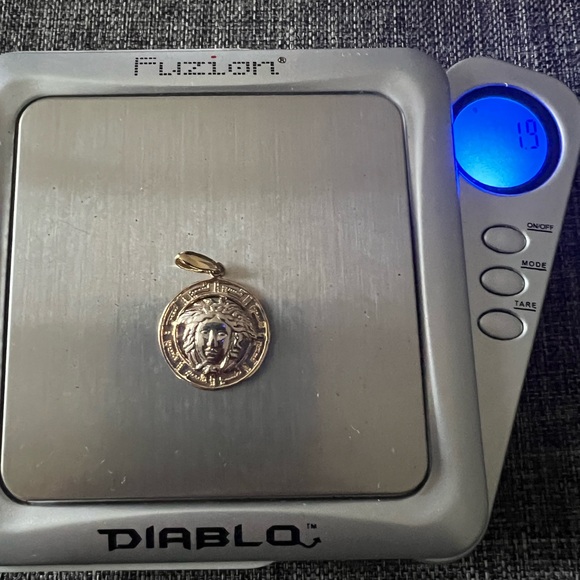 10K GOLD VERSACE PENDANT - Picture 4 of 4